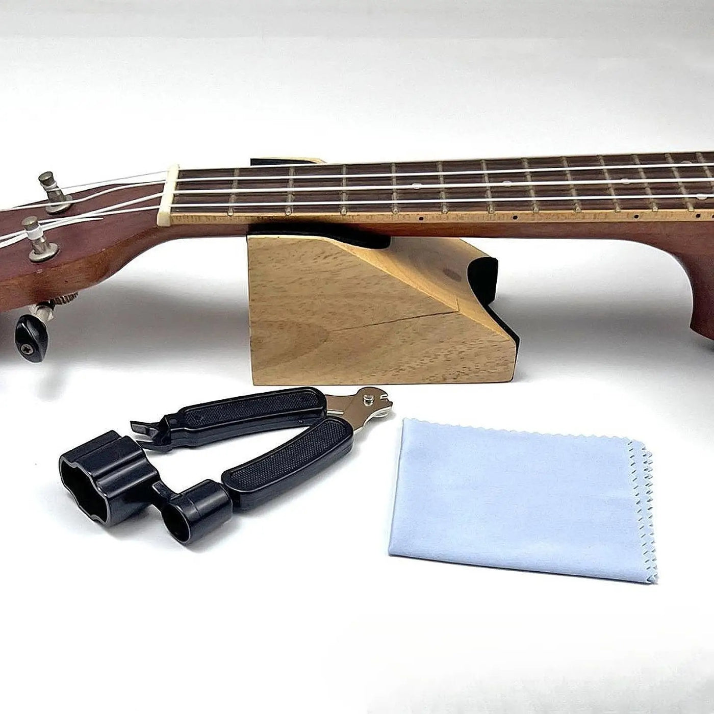 Bloc repose guitare en bois – Accessoire luthier avec guitare posée dessus