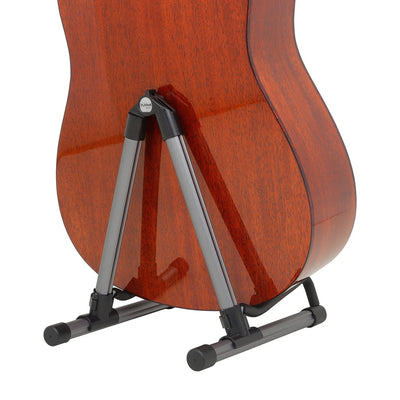 Stand Guitare Pliable en Aluminium – Léger & Universel, avec guitare posée dessus