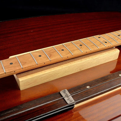 Support de manche en bois pour guitare, avec une guitare posée dessus