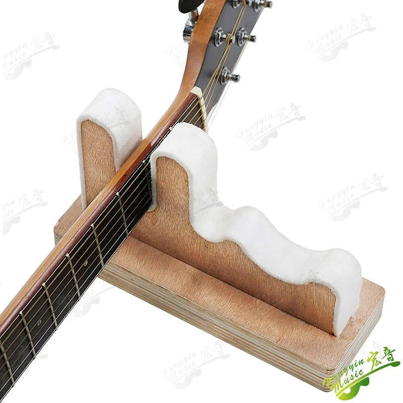 Support de Manche Guitare en Bois avec guitare posée dessus 