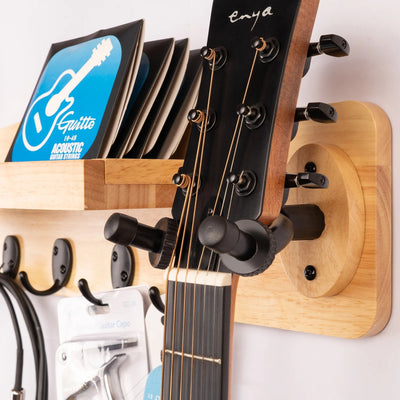 zoom sur la guitare posé sur le support guitare en bois